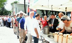 Başkan Aydın vatandaşlara aşure dağıttı