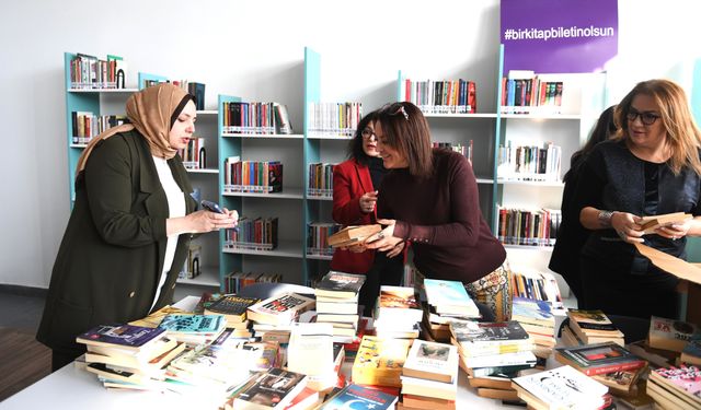 Kitaplar bilet oldu, kütüphane rafları doldu
