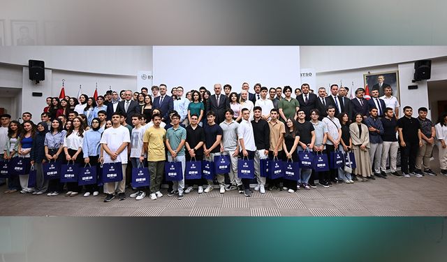 YKS’de dereceye giren gençler BTSO’da ödüllendirildi