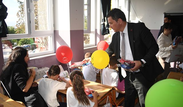 Başkan Erkan Aydın’dan öğrencilere ilk ders sürprizi