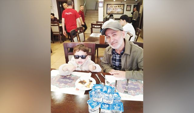 Selahattin abi torununa Bursa lezzetlerini aşılıyor