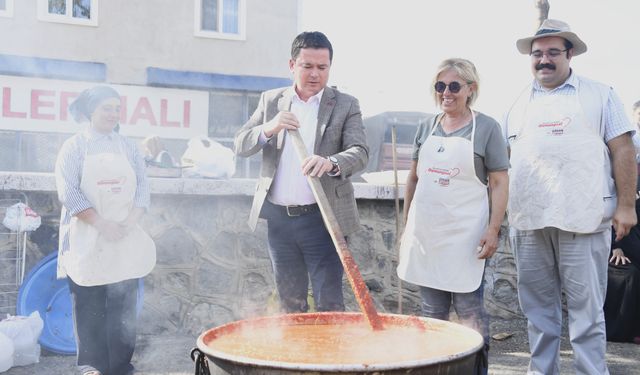 Kışlık salçalar imece usulü ile hazırlandı