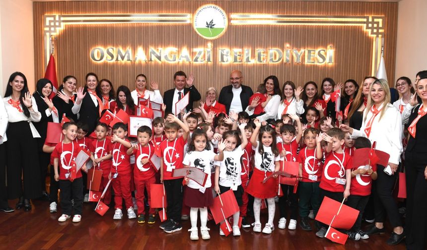 Minik öğrencilerden Başkan Aydın’a 23 Nisan ziyareti