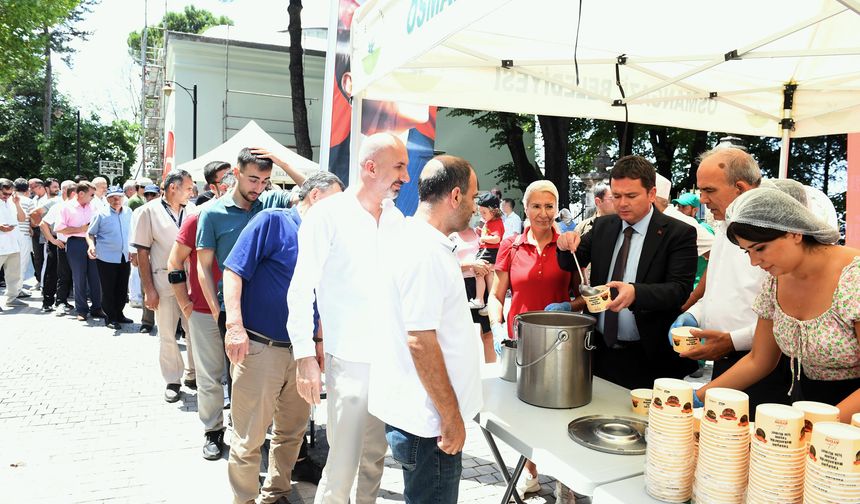 Başkan Aydın vatandaşlara aşure dağıttı
