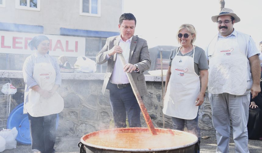 Kışlık salçalar imece usulü ile hazırlandı