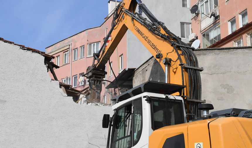 Osmangazi Belediyesi’nden Tarihi Koruyan Yıkım