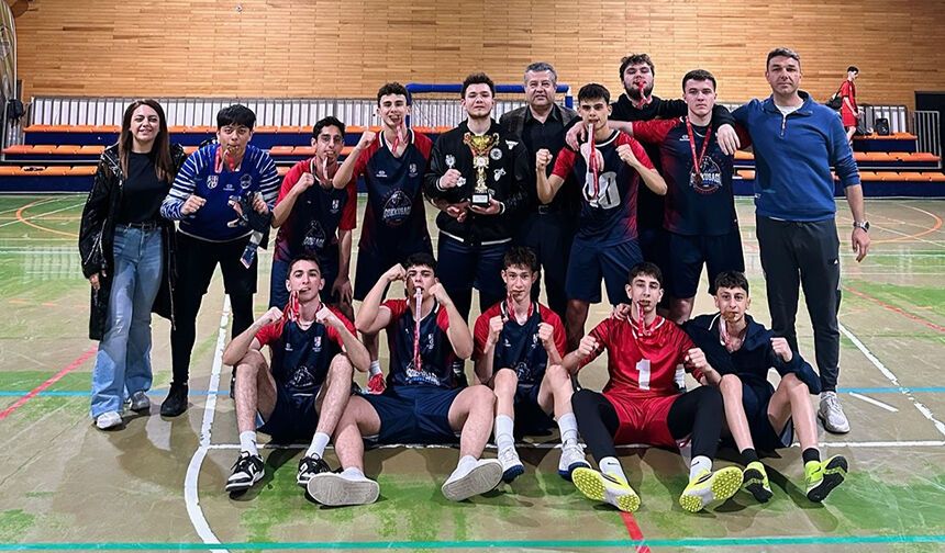 Gökkuşağı Koleji futsalda zirvede